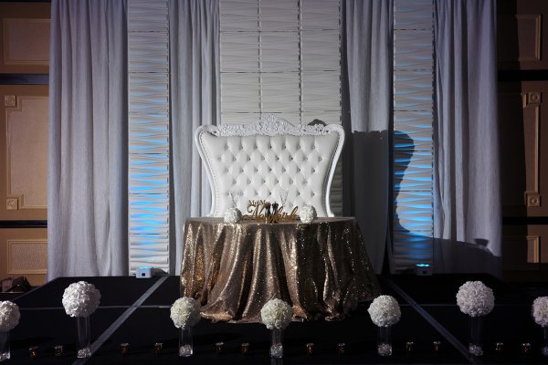 Drape: Crinkle 20' White with 3D Wall Panels & Uplighting